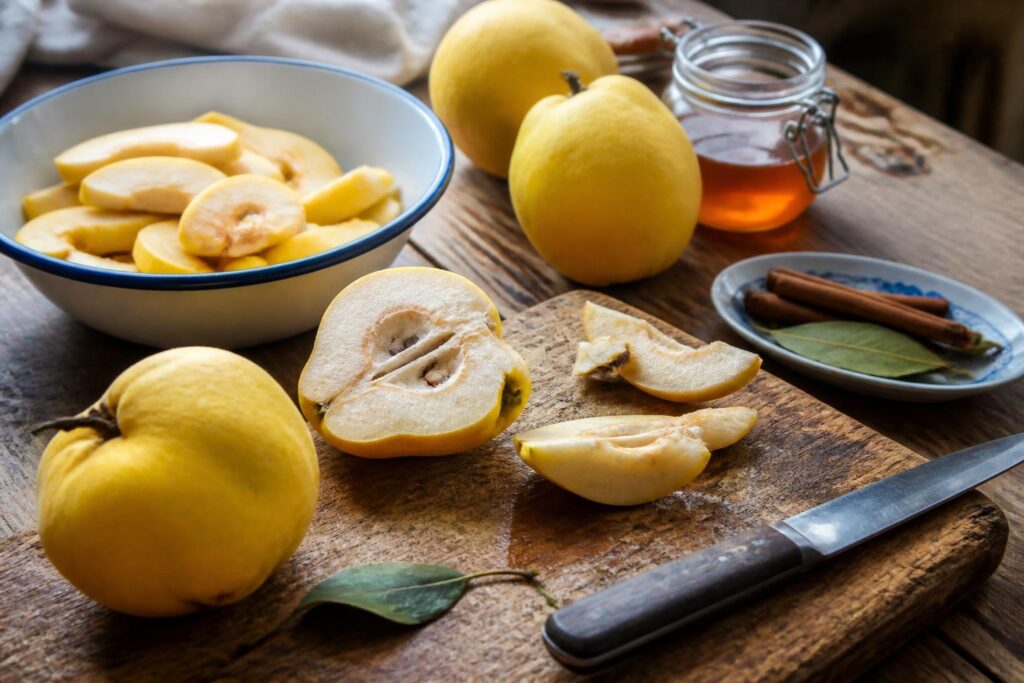 découvrez comment préparer facilement une délicieuse recette de coings grâce à nos astuces simples et rapides. faites plaisir à vos papilles avec ce fruit savoureux !