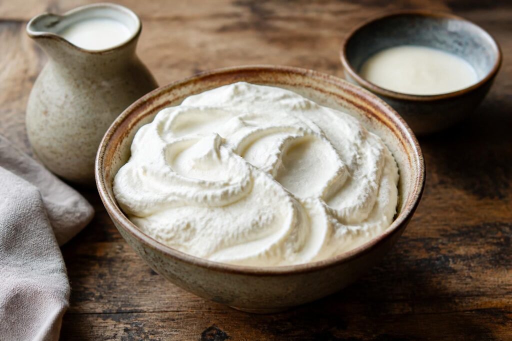 découvrez notre recette de chantilly maison sans sucre glace, une version légère et gourmande qui tient parfaitement pour accompagner vos desserts.