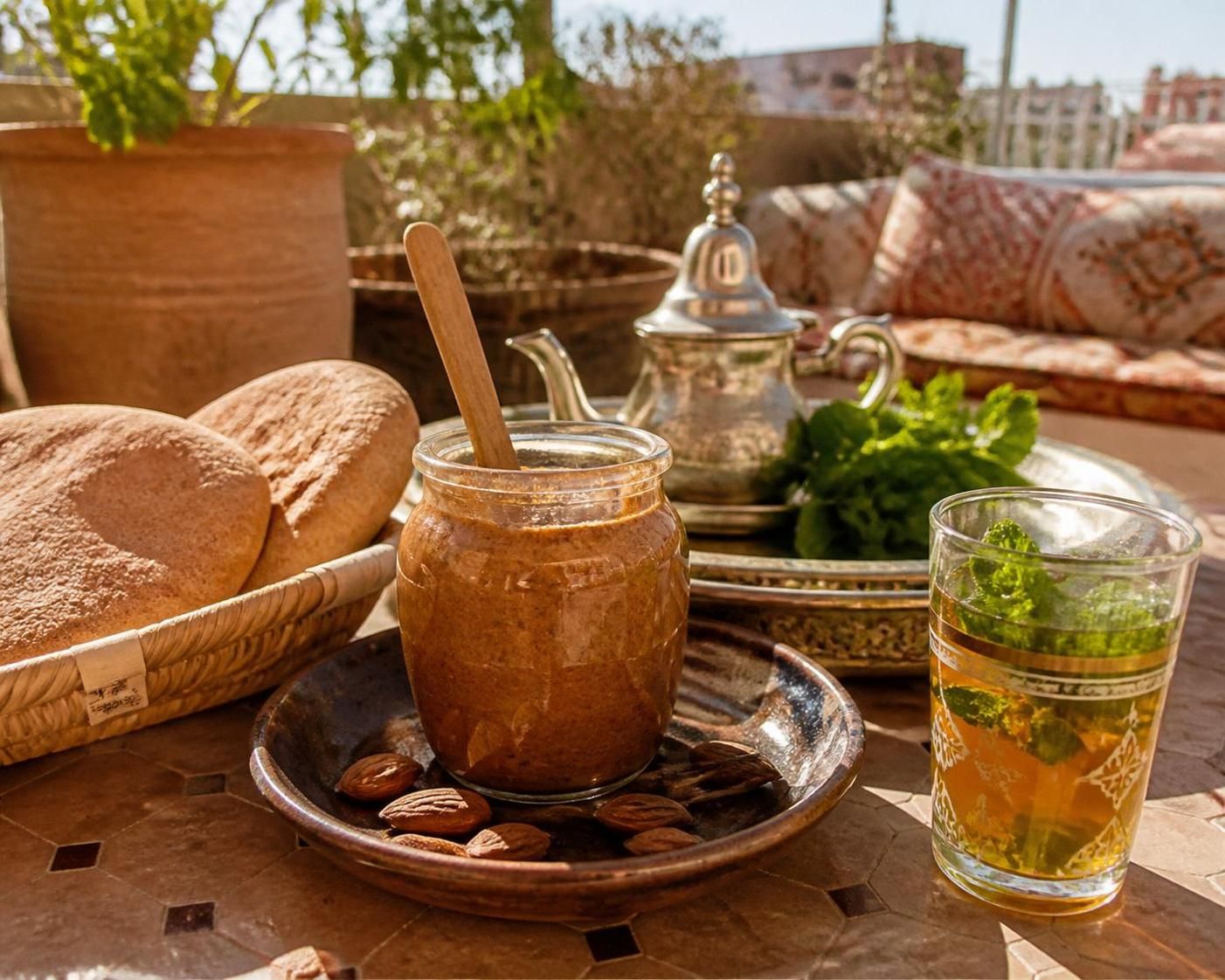 Découvrir l’amlou maroc : un trésor culinaire du sud du pays 4 découvrez l'amlou marocain, une délicieuse pâte à tartiner traditionnelle du sud du maroc, riche en amandes, miel et argan, pour un voyage gourmand et authentique.
