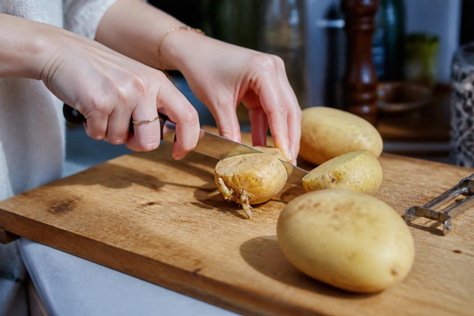 découvrez tout ce qu'il faut savoir sur la pomme de terre germée : les risques pour la santé et nos astuces pour la consommer en toute sécurité.