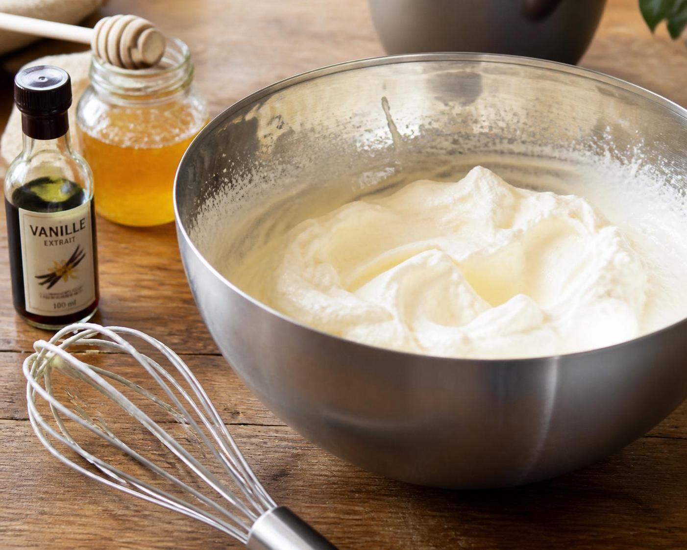 apprenez à préparer une chantilly ferme et légère sans utiliser de sucre glace, idéale pour une recette saine et gourmande.