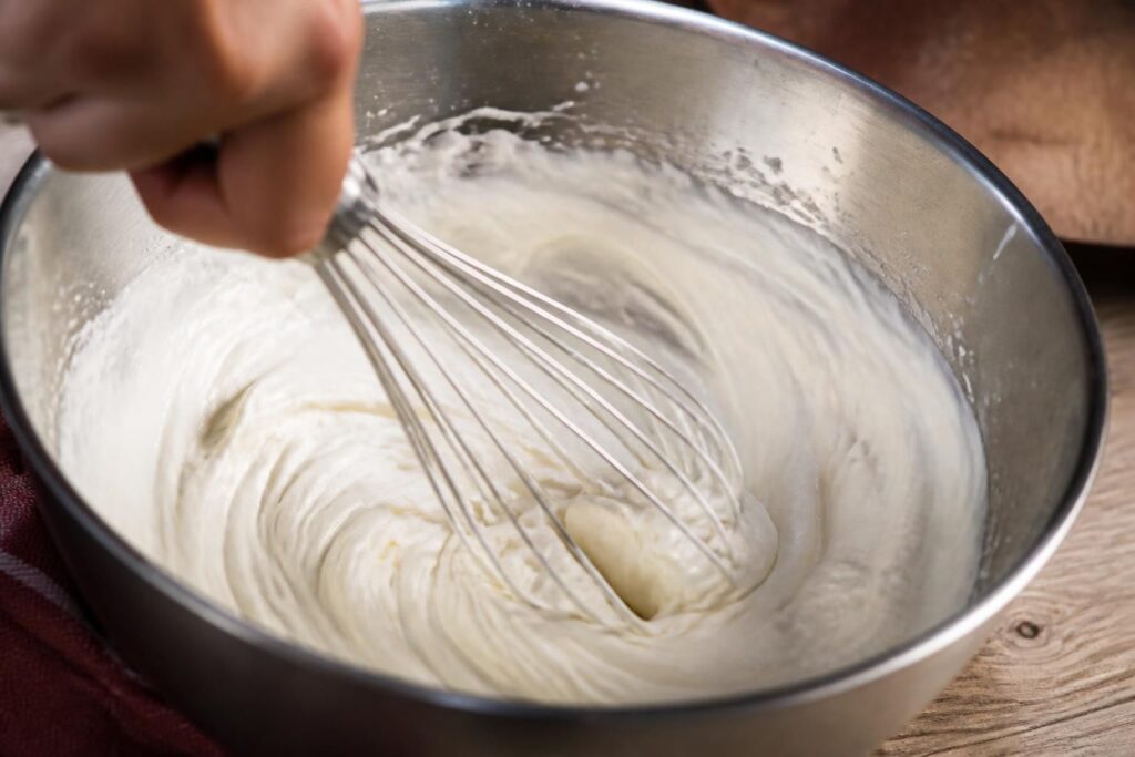 apprenez à réaliser une chantilly ferme et gourmande sans utiliser de sucre glace, idéale pour une recette légère et savoureuse.