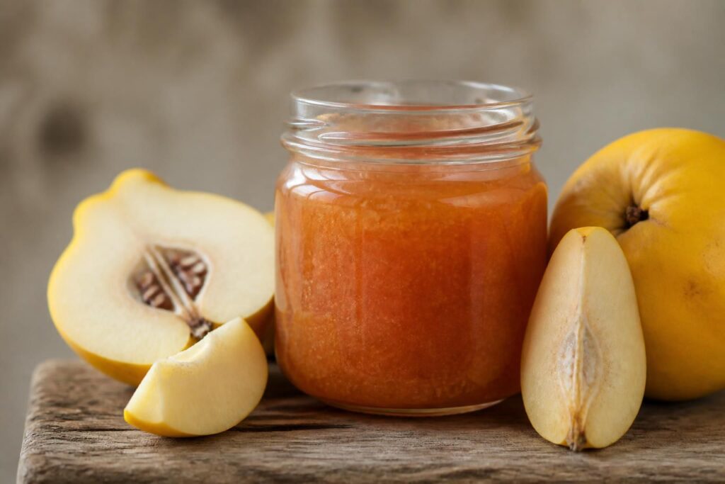 découvrez notre recette de gelée de coing sans sucre, réalisée sans gélifiant ni additif. une alternative naturelle et saine pour savourer la douceur du coing en toute simplicité.